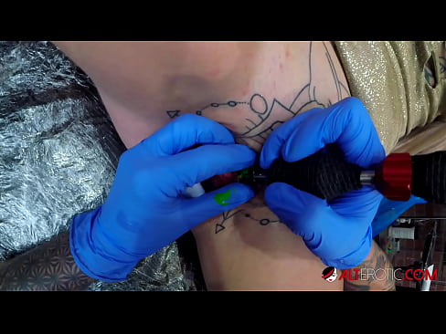 ❤️ Sully Savage, hottie estremamente tatuata, hà fattu un tatuatu nantu à u clitoris ️❌ Video porno à porn co.nomescriativos.top ❌